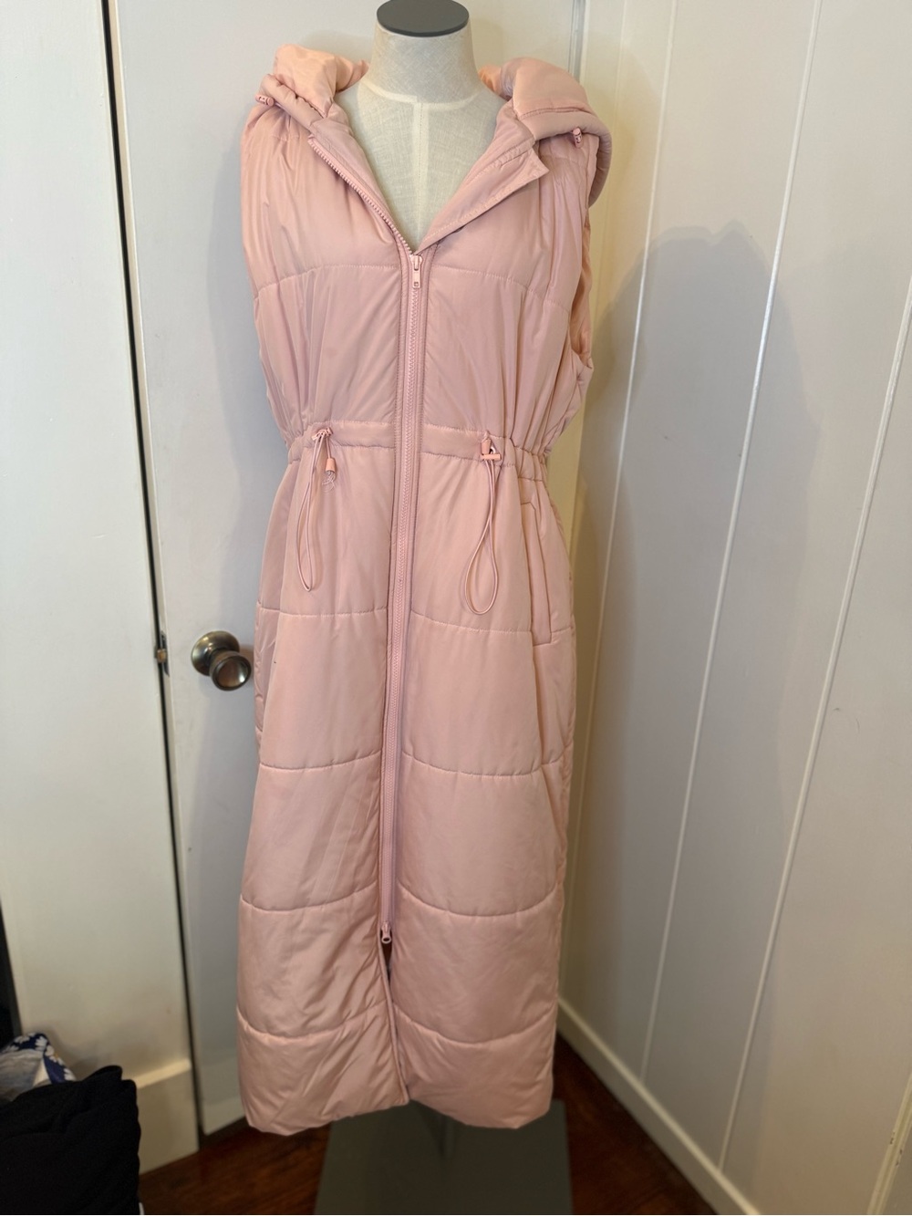 Amazon Hooded Long Sleeveless Puffer Vest in Light Pink Sz L
